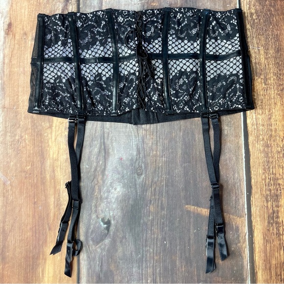 Victoria's Secret Other - Victoria’s Secret Black Lace Garter Belt. Medium. NWT